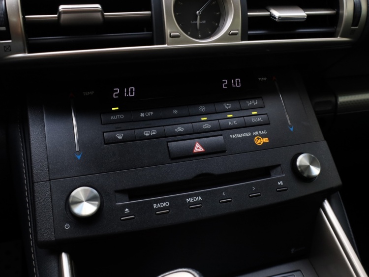 Lexus IS 300h F Sport Line | Full LED | Stoel/Stuurwiel verwarming | PDC