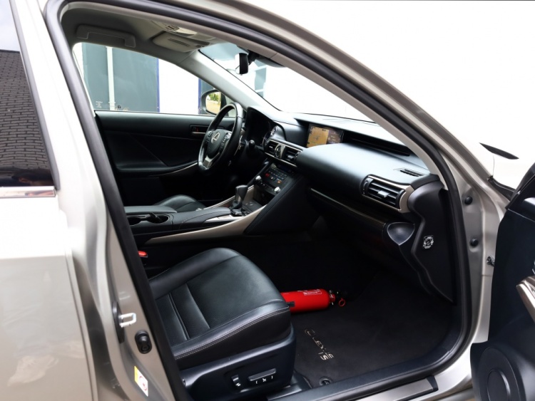 Lexus IS 300h Hybrid Luxury Line | Mark Levinson | Stoelventilatie | Matrix LED