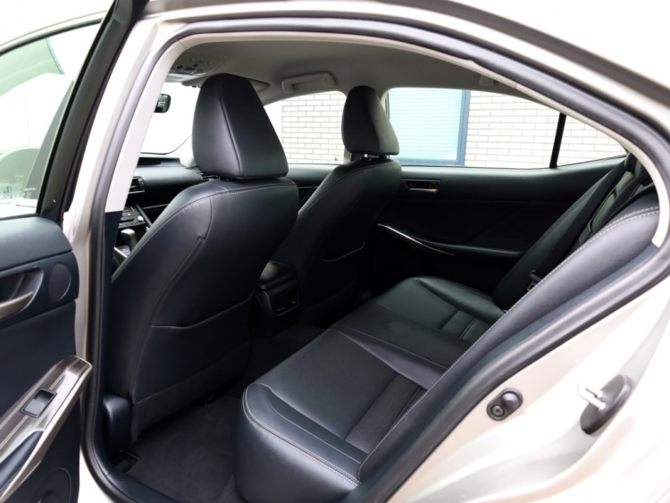 Lexus IS 300h Hybrid Luxury Line | Mark Levinson | Stoelventilatie | Matrix LED