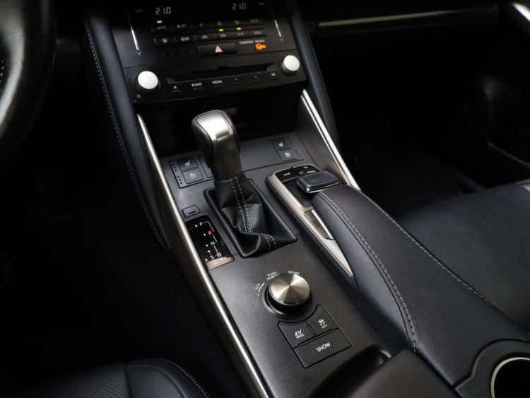 Lexus IS 300h Hybrid Luxury Line | Mark Levinson | Stoelventilatie | Matrix LED