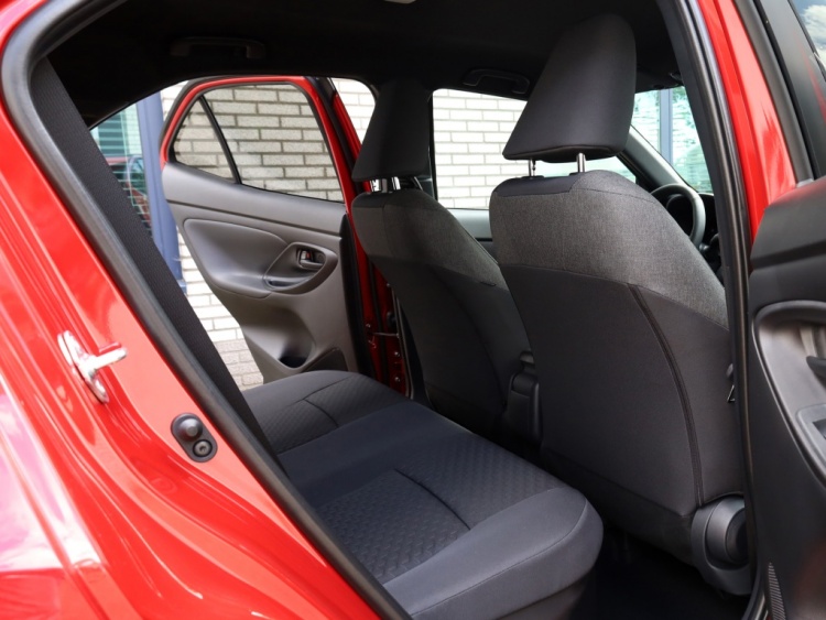 Toyota Yaris Cross 1.5 Hybrid 130 Dynamic | Stoel/Stuurwielverwarming | Dodehoek | PDC