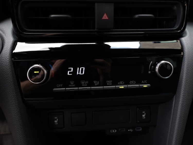 Toyota Yaris Cross 1.5 Hybrid 130 Dynamic | Stoel/Stuurwielverwarming | Dodehoek | PDC