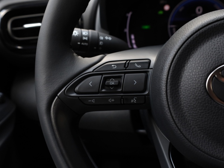Toyota Yaris Cross 1.5 Hybrid 130 Dynamic | Stoel/Stuurwielverwarming | Dodehoek | PDC