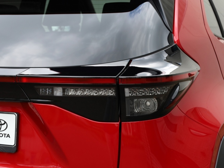 Toyota Yaris Cross 1.5 Hybrid 130 Dynamic | Stoel/Stuurwielverwarming | Dodehoek | PDC