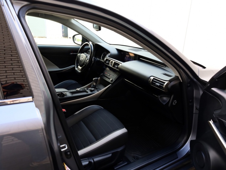 Lexus IS 300h Sport Edition | Stoelverwarming | Parkeersensor | Camera