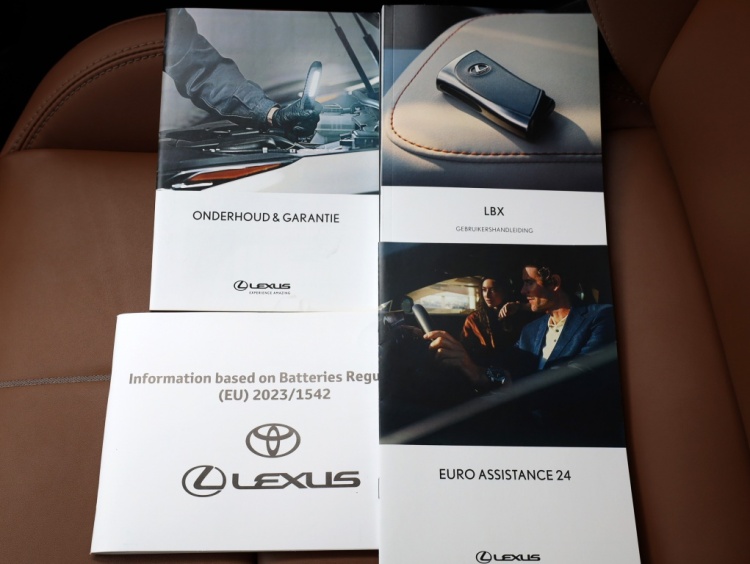 Lexus LBX 1.5 Relax 2WD | Leder | Memory Seat | Dodehoek