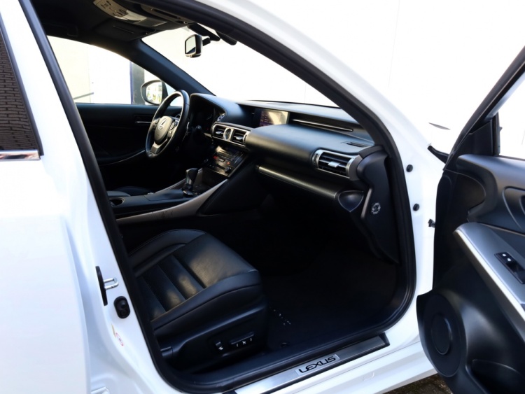 Lexus IS 300h F Sport Line | Stoelventilatie | Premium Audio | Adaptief onderstel