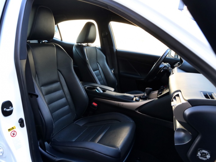 Lexus IS 300h F Sport Line | Stoelventilatie | Premium Audio | Adaptief onderstel