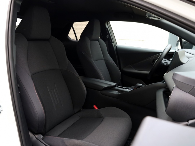 Toyota C-HR 2.0 PHEV 220 Dynamic | Bi-Tone | Dodehoek | Premium Navigatie