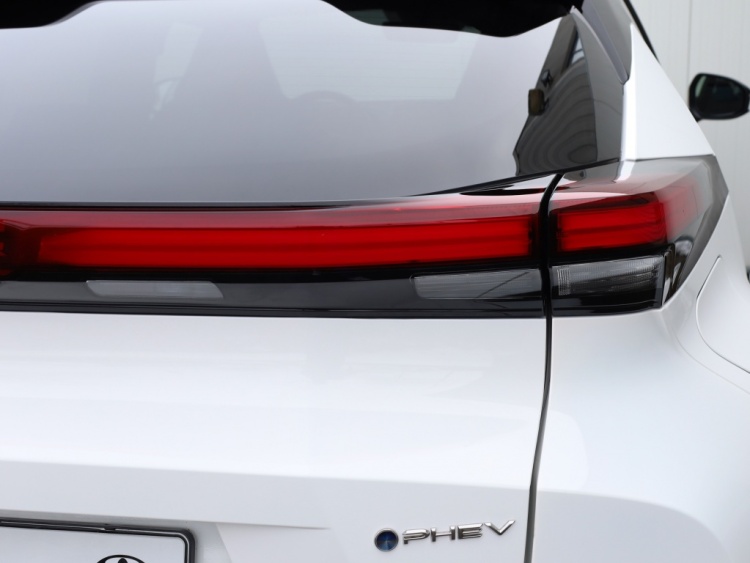 Toyota C-HR 2.0 PHEV 220 Dynamic | Bi-Tone | Dodehoek | Premium Navigatie