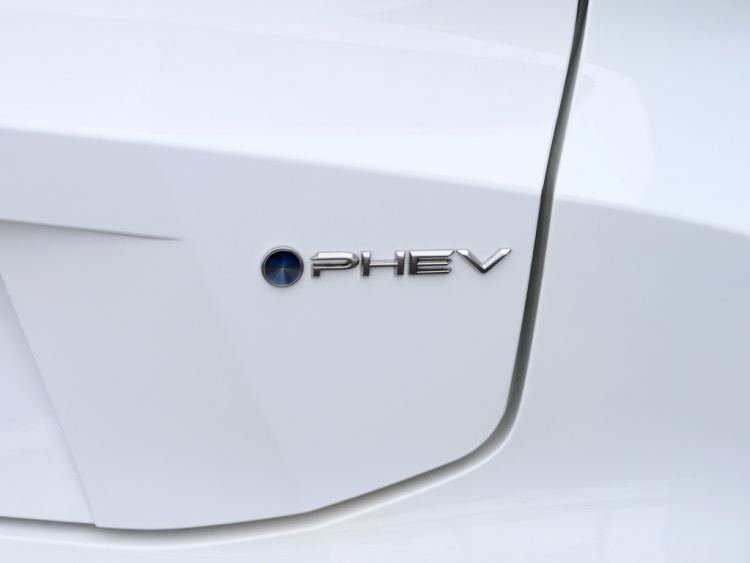 Toyota C-HR 2.0 PHEV 220 Dynamic | Bi-Tone | Dodehoek | Premium Navigatie