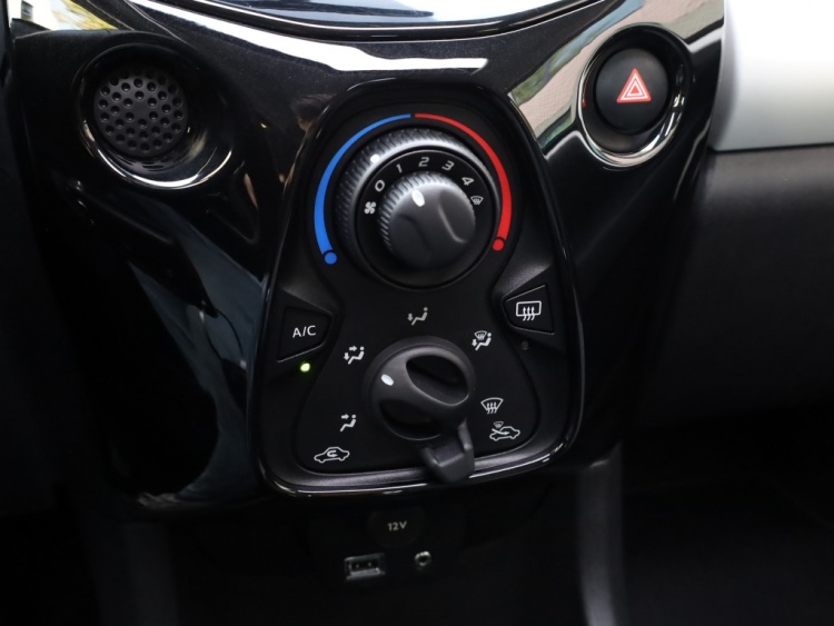 Toyota Aygo 1.0 VVT-i x-wave | Cabrio | Half Leder | Camera